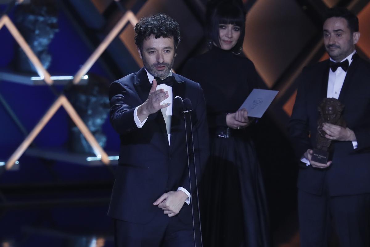 Rodrigo Sorogoyen recoge en premio al mejor director por ’As bestas’, que también se ha hecho con el de mejor película y otros siete galardones. 