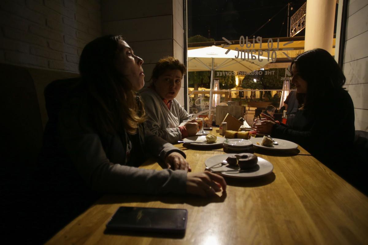 Un restaurante se queda a oscuras durante un apagón como protesta por el recibo de la luz, a 8 de noviembre de 2022, en Lugo, Galicia (España).