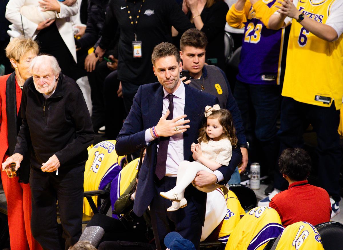 El español Pau Gasol (c), mientras sujeta a su hija, reacciona en su ceremonia de retiro hoy, durante el partido de la NBA entre Los Angeles Lakers y Memphis Grizzlies en Crypto.Com Arena en Los Ángeles (EEUU). EFE/ Phillip Kim