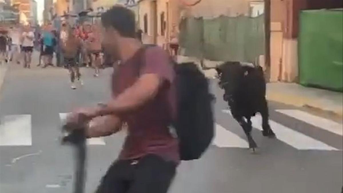 Un aficionado resulta volteado tras realizar un quiebro con un patín en los bous al carrer celebrados este fin de semana en Alfara del Patriarca. Levante-EMV