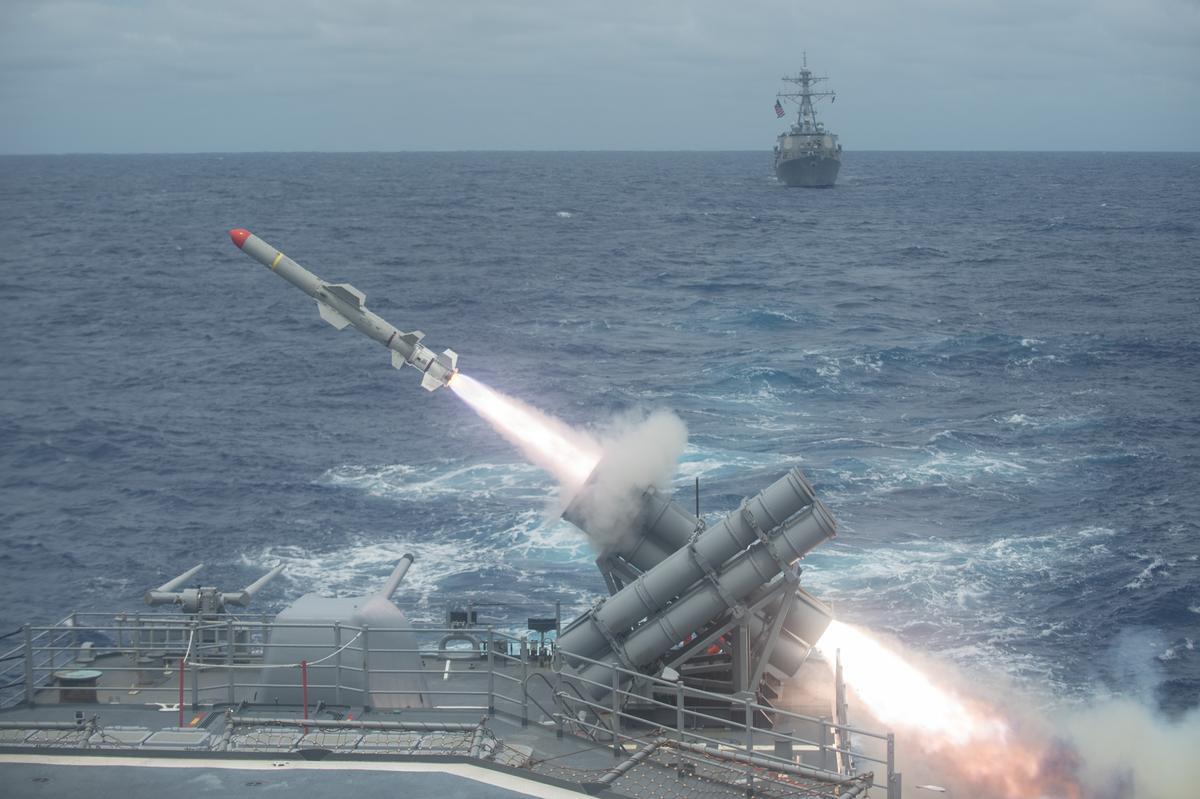 Cerca de Guam, 15 de septiembre de 2014.- Un misil Harpoon, isparado desde el buque estadounidense USS Shiloh durante un ejercicio militar. 