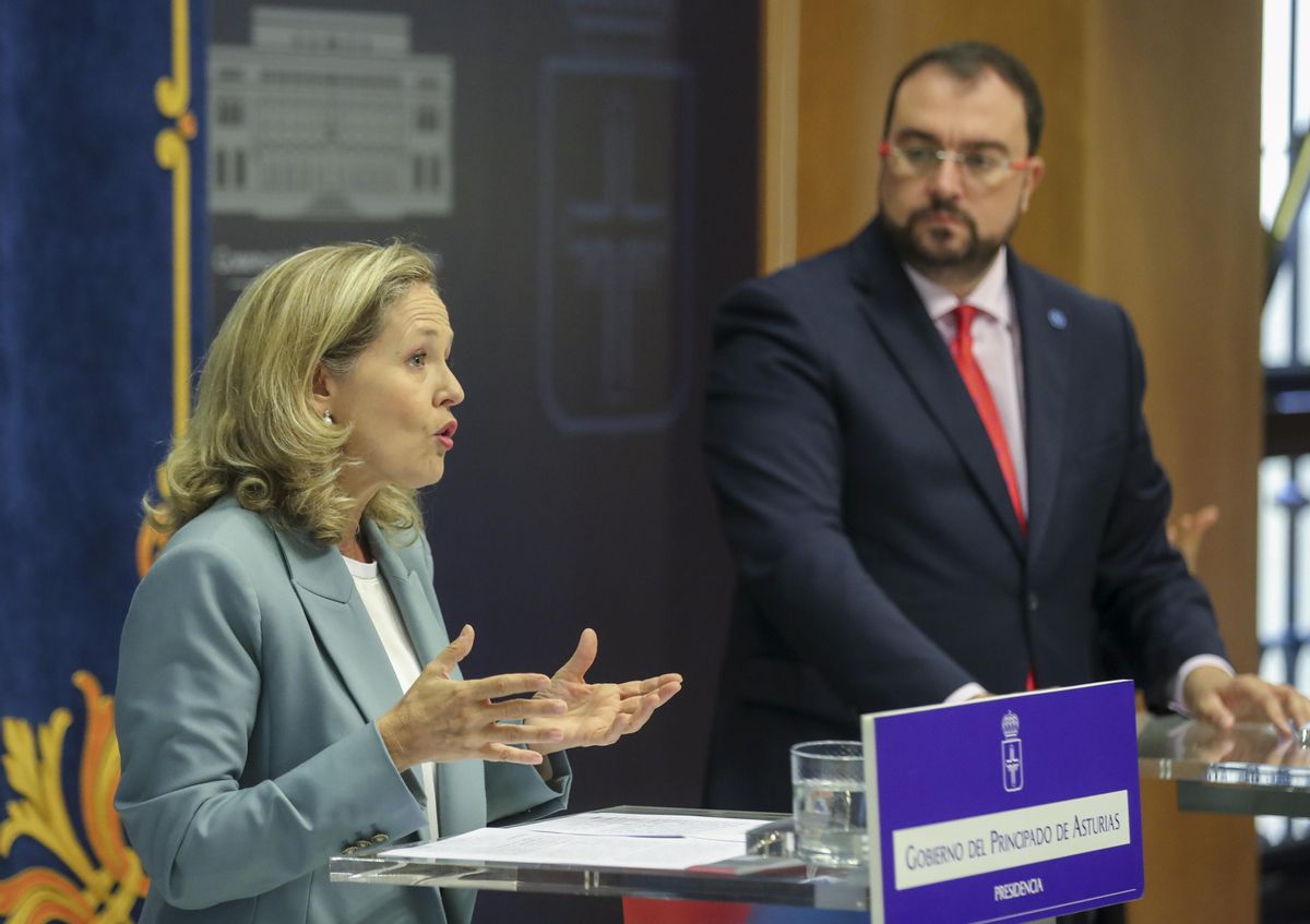 La vicepresidenta primera y ministra de Asuntos Económicos y Transformación Digital, Nadia Calviño, junto al presidente del Principado, Adrián Barbón durante la rueda de prensa ofrecida este viernes en Oviedo. La vicepresidenta primera y ministra de Asuntos Económicos y Transformación Digital, Nadia Calviño, junto al presidente del Principado, Adrián Barbón durante la rueda de prensa ofrecida este viernes en Oviedo.
