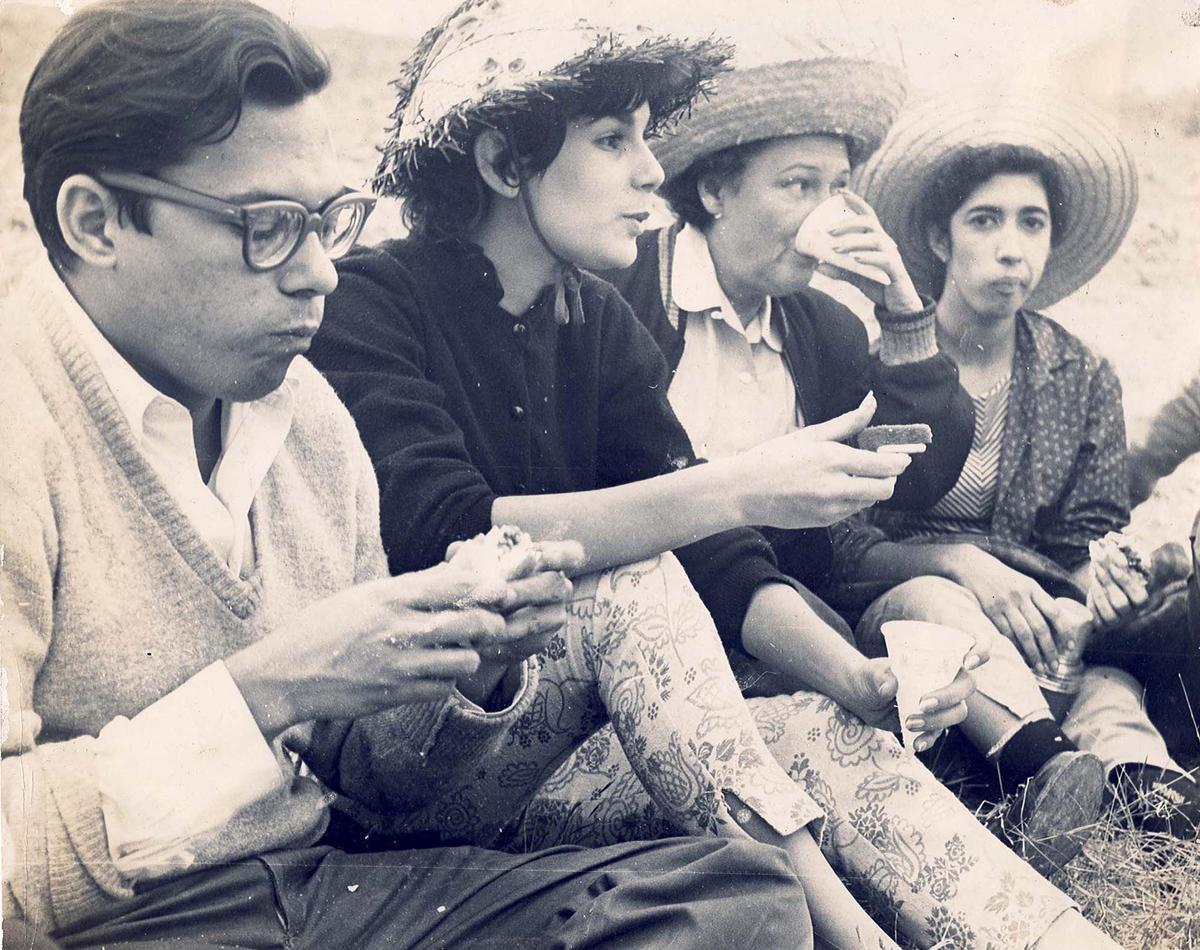 El escritor cubano Guillermo Cabrera Infante, a la izquierda de la imagen, durante un descanso de un día de trabajo voluntario cerca de La Habana en 1959, junto a la que entonces era su mujer (segunda por la izquierda), Marta Calvo y otras personas.