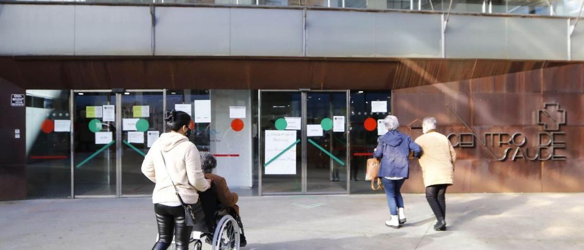 Usuarios del centro de salud de Rosalía de Castro-Beiramar, en Vigo, a punto de entrar.