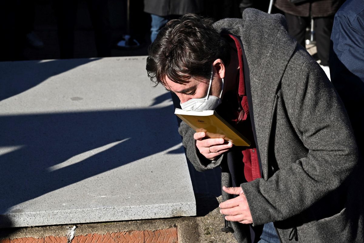 El poeta y marido de Almudena Grandes, Luis García Montero deposita un ejemplar de su libro ’Completamente viernes: 1994-1997’ en el nicho donde será enterrada la escritora este lunes al Cementerio Civil de Madrid. El poeta y marido de Almudena Grandes, Luis García Montero deposita un ejemplar de su libro ’Completamente viernes: 1994-1997’ en el nicho donde será enterrada la escritora este lunes al Cementerio Civil de Madrid.