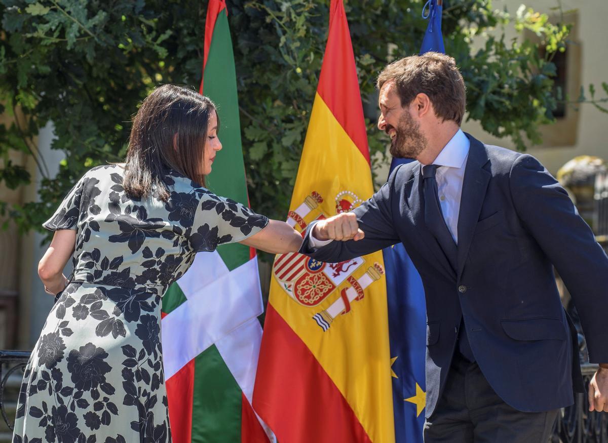 El presidente del PP, Pablo Casado, y la presidenta de Ciudadanos, Inés Arrimadas, se saludan al inicio del acto central de campaña de la coalición PP+Cs en el País Vasco