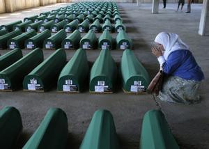 Una mujer llora junto a los ataúdes de las víctimas en el Centro Conmemorativo Potocari en Srebrenica en 2015, veinte años después de la masacre.