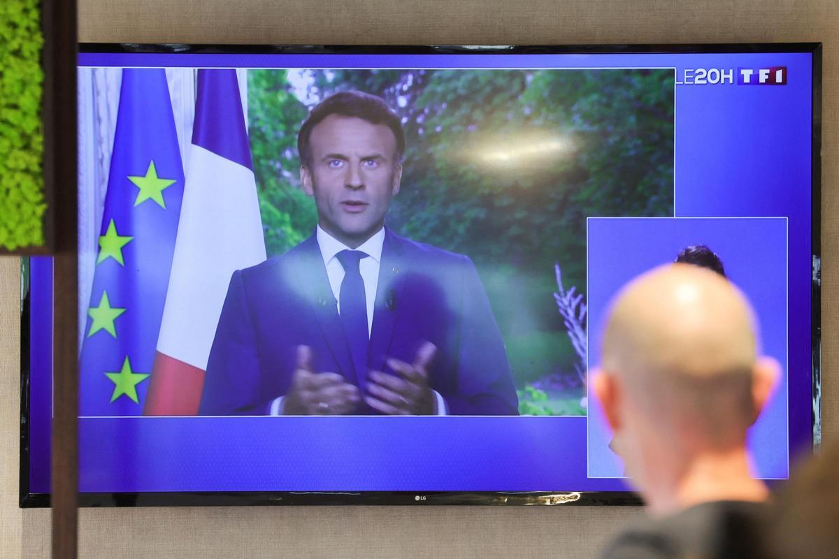 Macron duda entre un “acuerdo de coalición” o pactos puntuales tras perder la mayoría absoluta