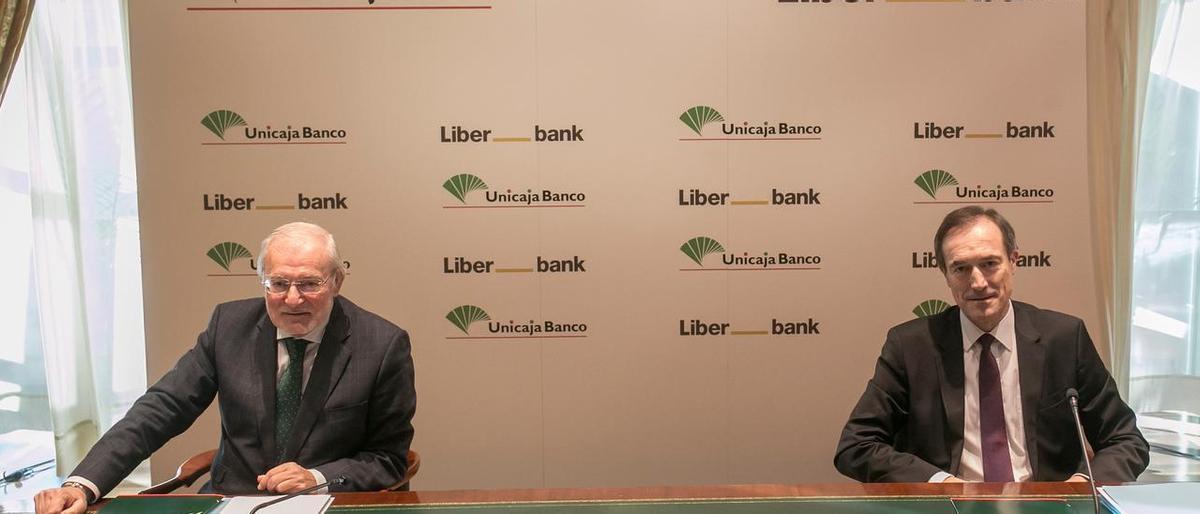 Por la izquierda, Manuel Azuaga, presidente de Unicaja Banco, y Manuel Menéndez, consejero delegado.