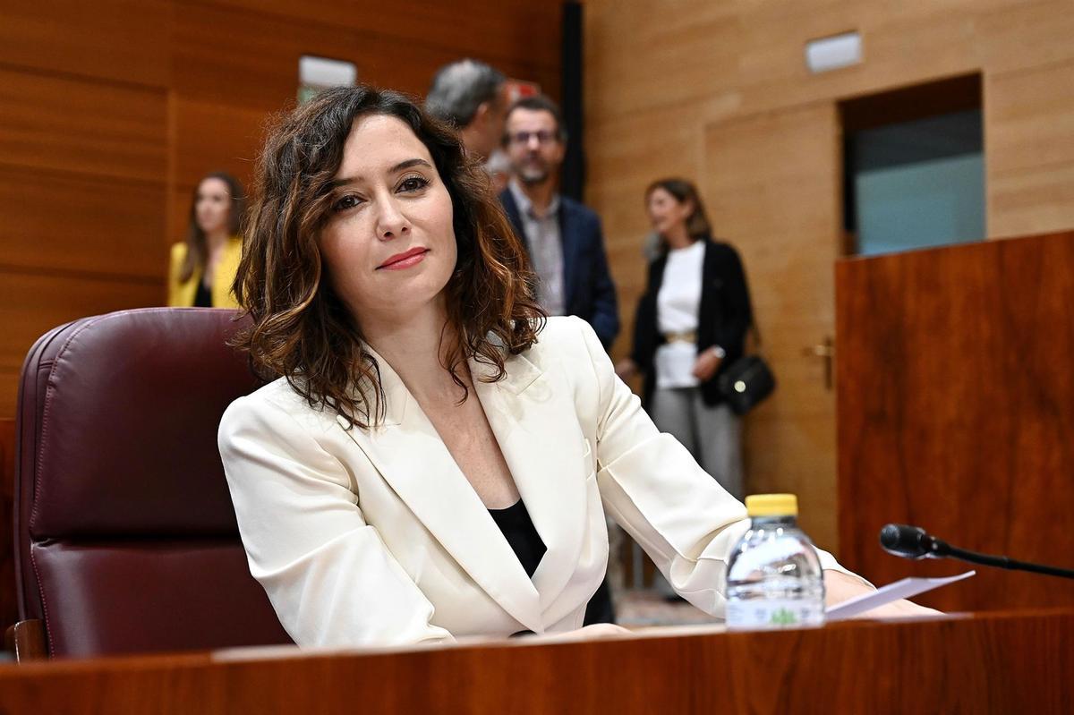 La presidenta de la Comunidad de Madrid, Isabel Díaz Ayuso, a su llegada al pleno ordinario celebrado este jueves en la Asamblea de Madrid