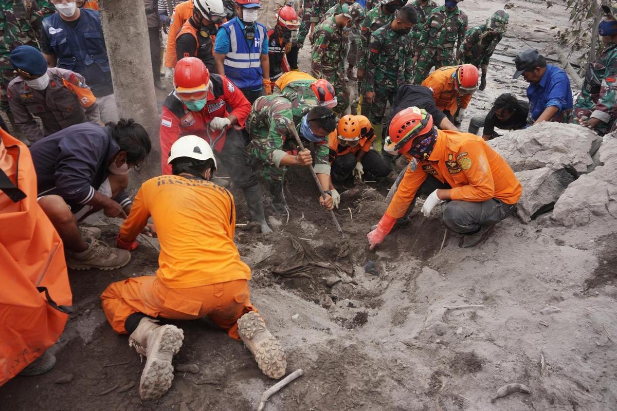 Se elevan a 15 los muertos por la erupción del volcán Semeru en Indonesia