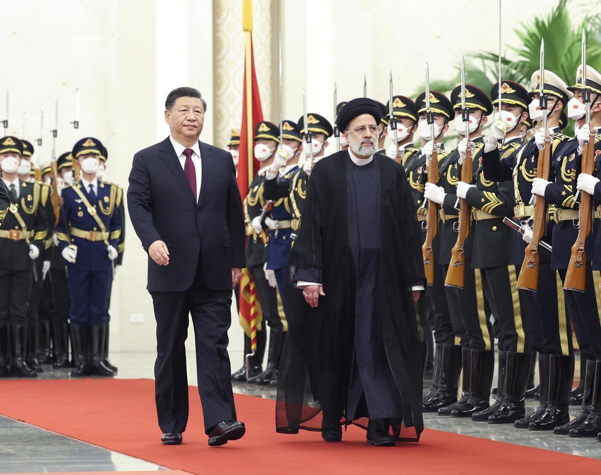 El presidente chino, Xi Jinping, junto con el presidente iranní, Ebrahim Raisi, en Pekín.