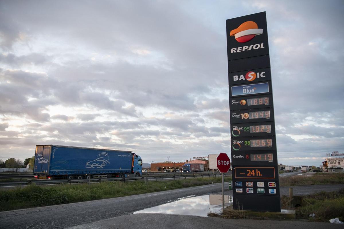 Un camión pasa al lado de una gasolinera situada en el eje Manzanares-Valdepeñas de la autopista A4.