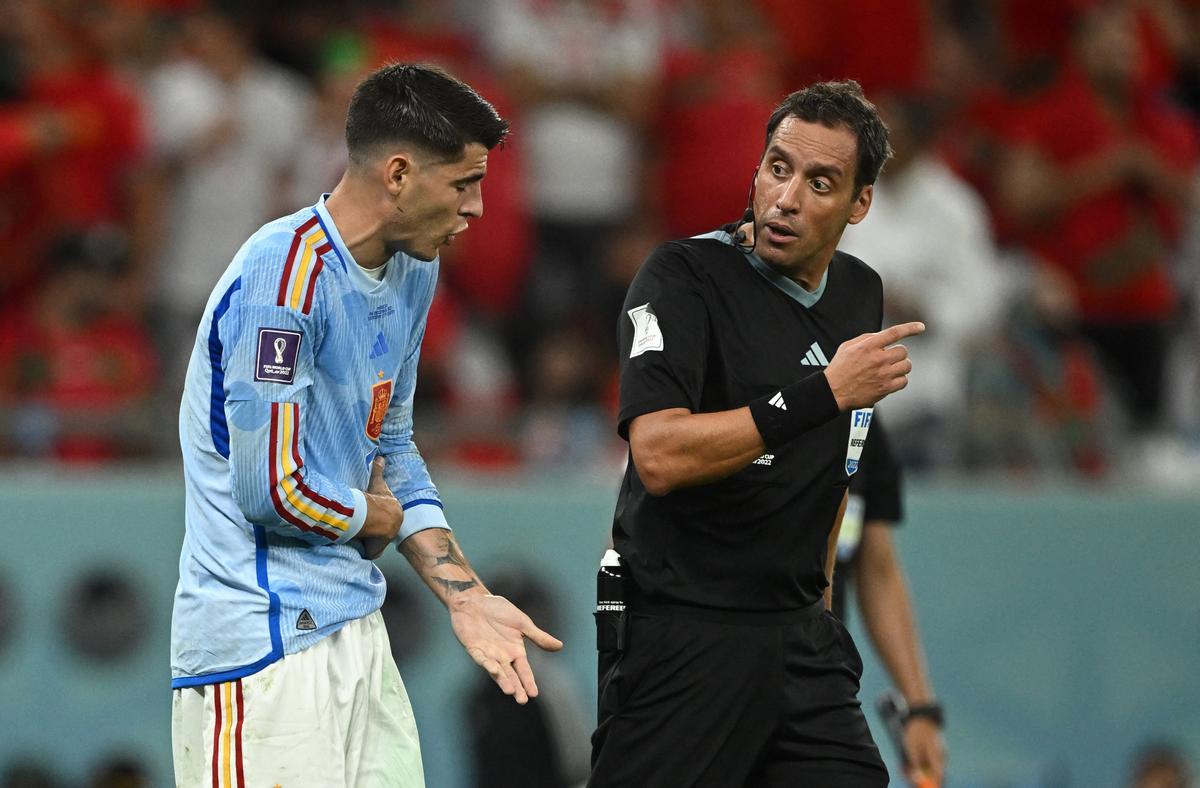 Morata se queja al árbitro durante el Marruecos-España.