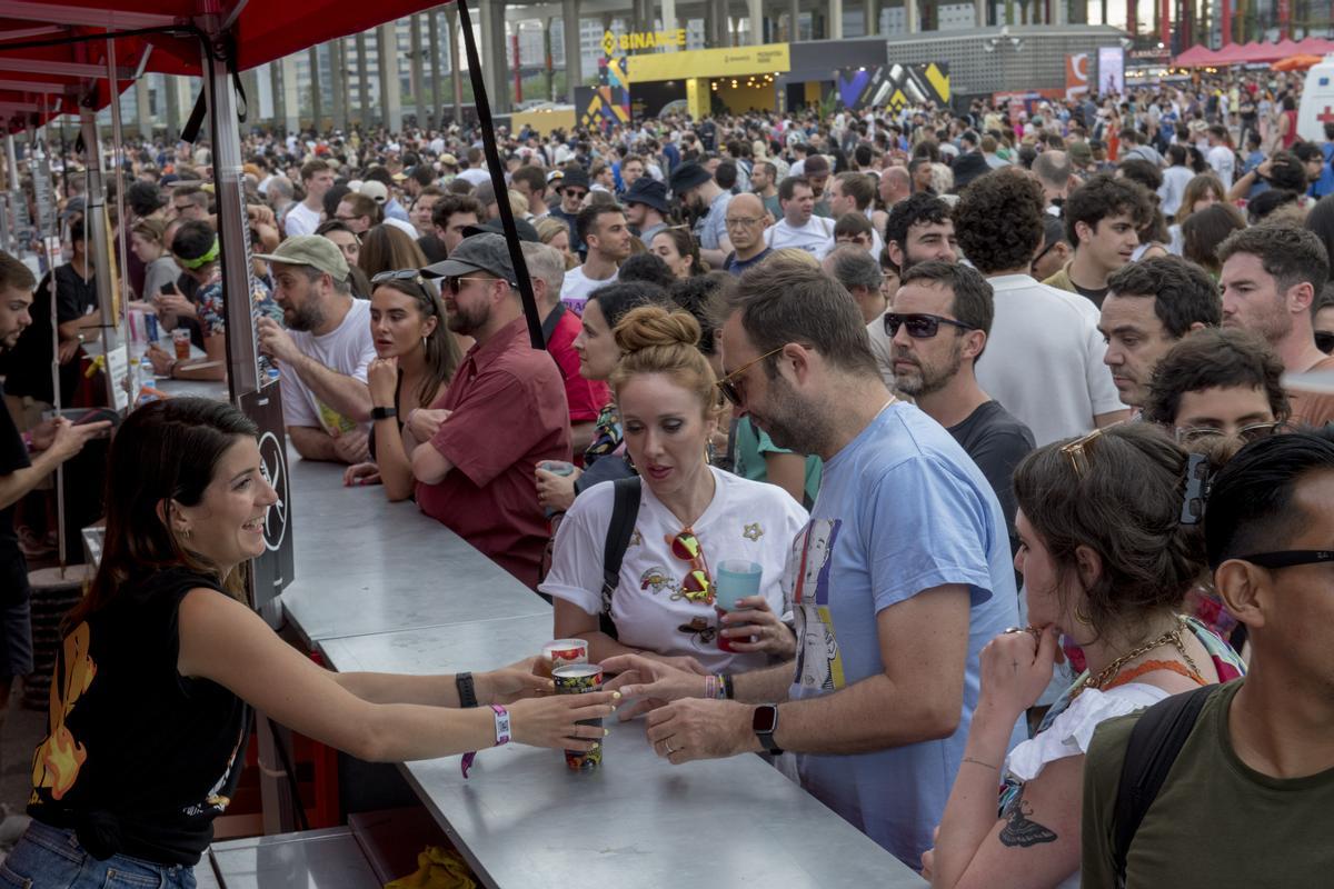 Una trabajadora sirve copas en un festival