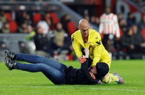 Un espectador salta al campo durante el PSV-Sevilla e intenta agredir a Dmitrovic