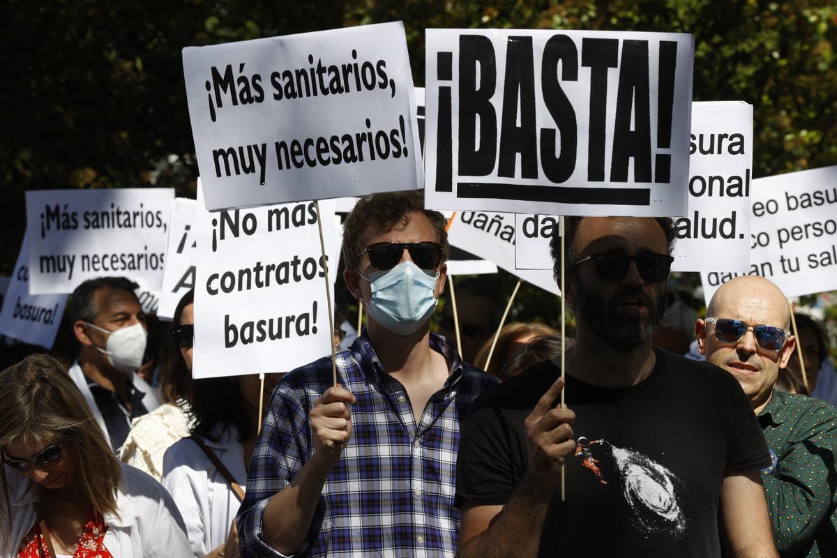 Médicos de hospitales se manifiestan contra la temporalidad en una marcha desde el Estadio de Vallecas hasta la Asamblea de Madrid. 