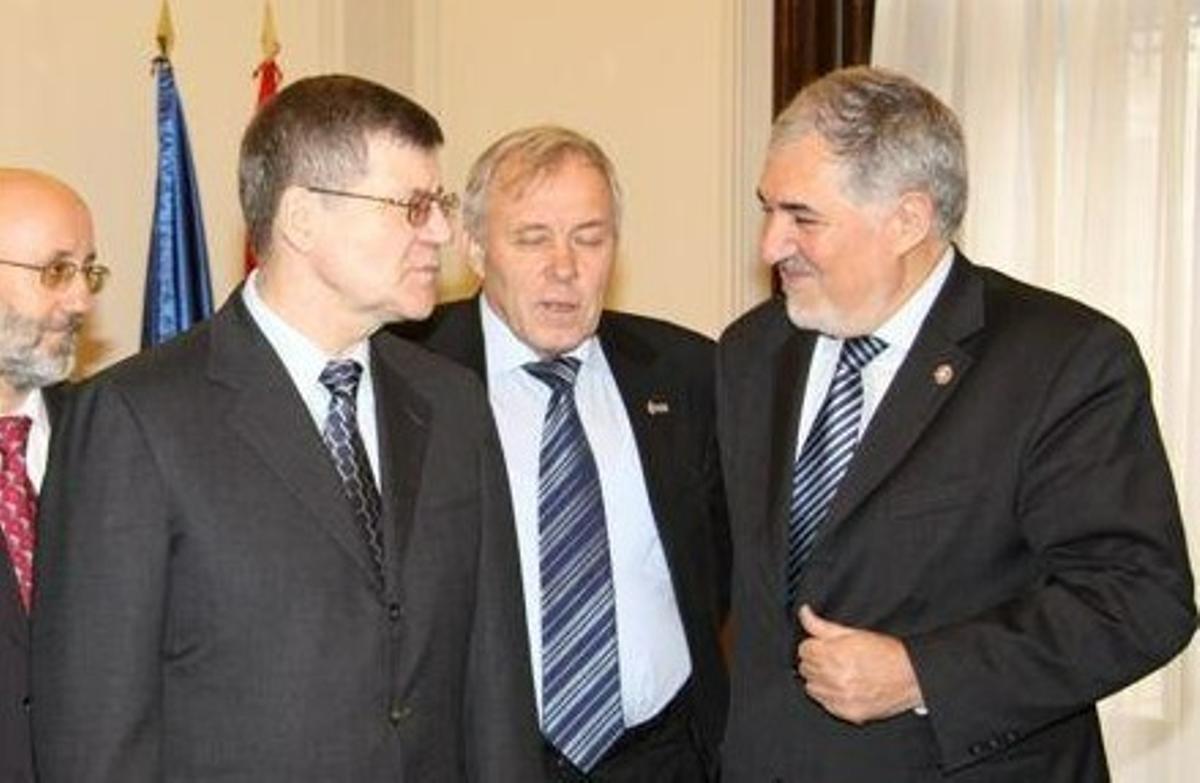 El ex fiscal general de Rusia Yuri Chaika (I) junto a su entonces homólogo en España, Cándido Conde-Pumpido (d)
