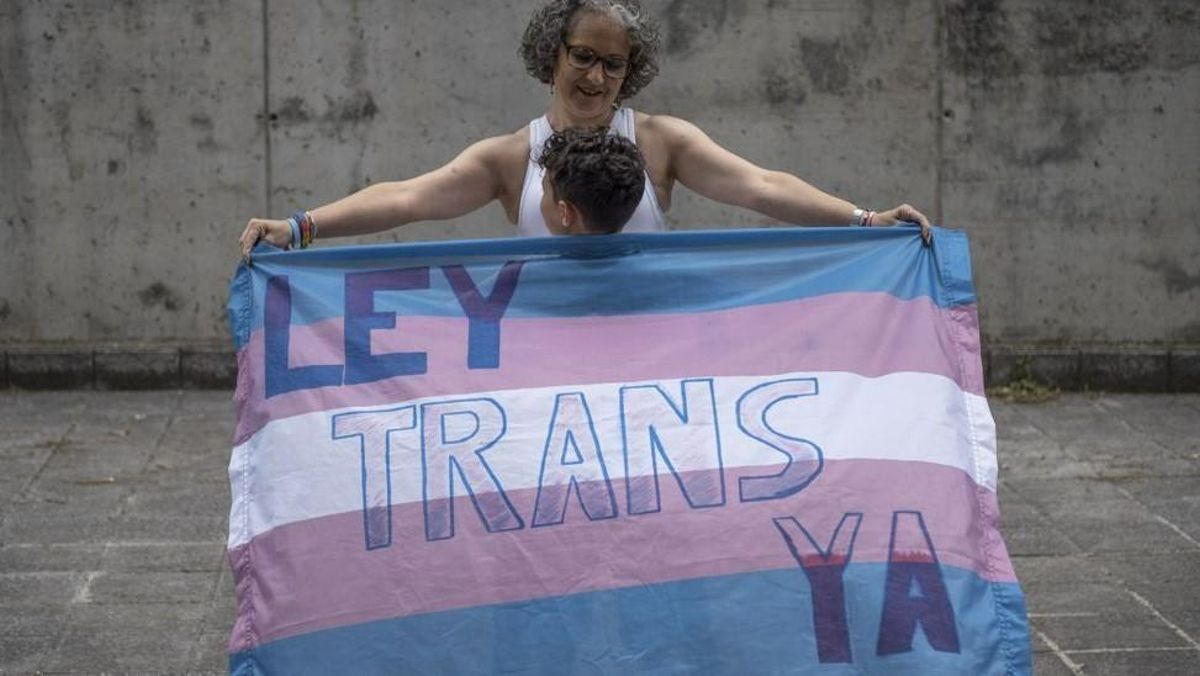 El menor trans al que un juez le ha concedido el cambio de sexo registral en Ourense, con su madre. El menor trans al que un juez le ha concedido el cambio de sexo registral en Ourense, con su madre.