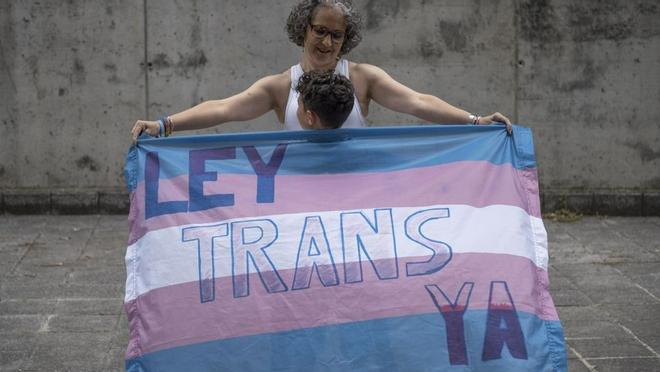 El menor trans al que un juez le ha concedido el cambio de sexo registral en Ourense, con su madre.