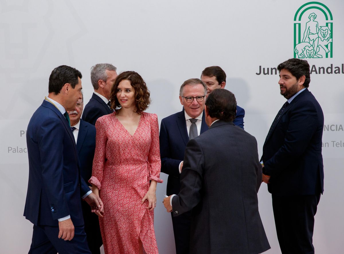El presidente de la Junta de Andalucía, Juanma Moreno (i), con los presidentes autonómicos de La Comunidad de Madrid, Isabel Díaz Ayuso, y el de Murcia, Fernando López Miras (d), entre otros, en el Palacio de San Telmo de Sevilla. El presidente de la Junta de Andalucía, Juanma Moreno (i), con los presidentes autonómicos de La Comunidad de Madrid, Isabel Díaz Ayuso, y el de Murcia, Fernando López Miras (d), entre otros, en el Palacio de San Telmo de Sevilla.