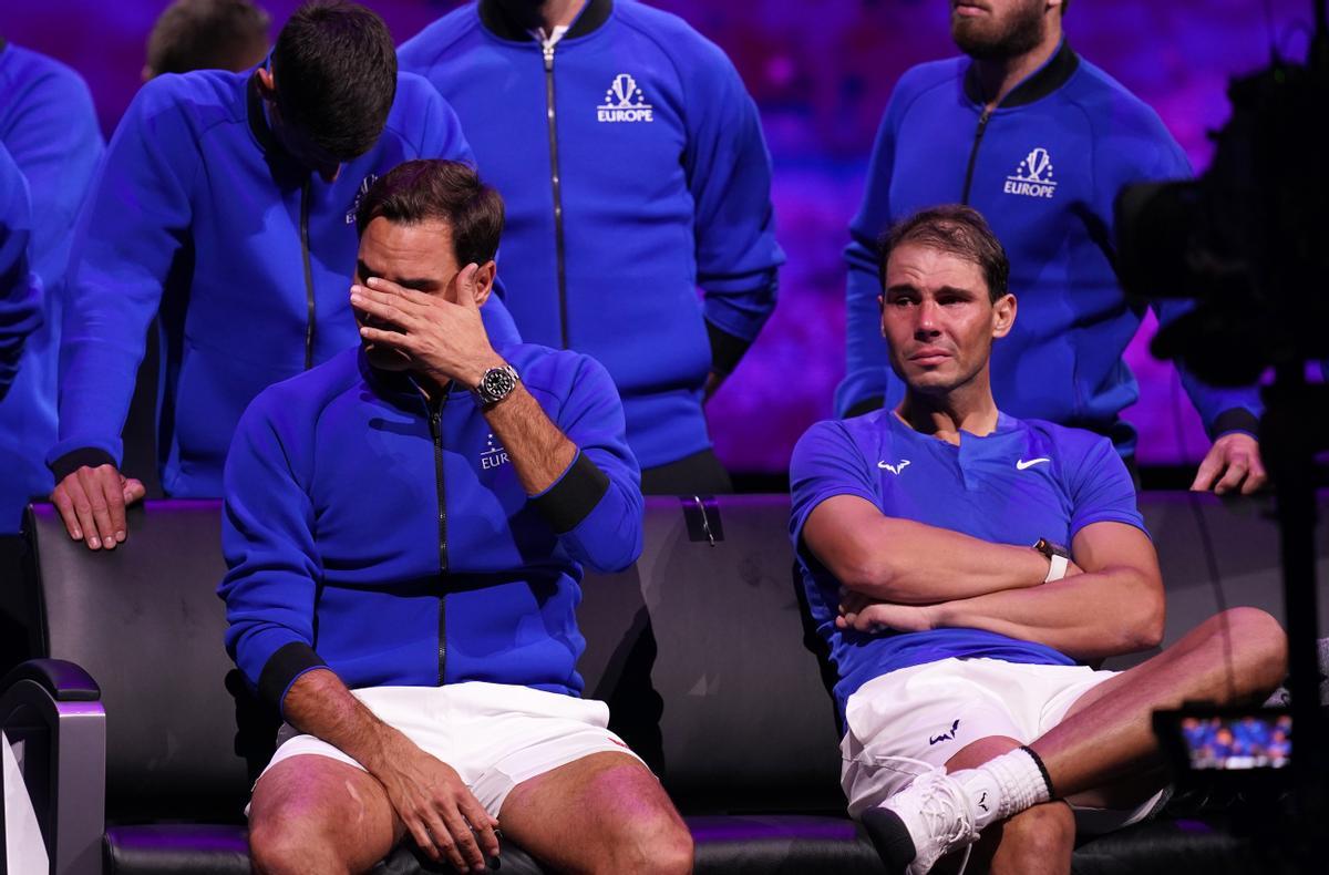 Roger Federer y Rafa Nadal llorando en el último partido de la carrera del suizo durante la Laver Cup.