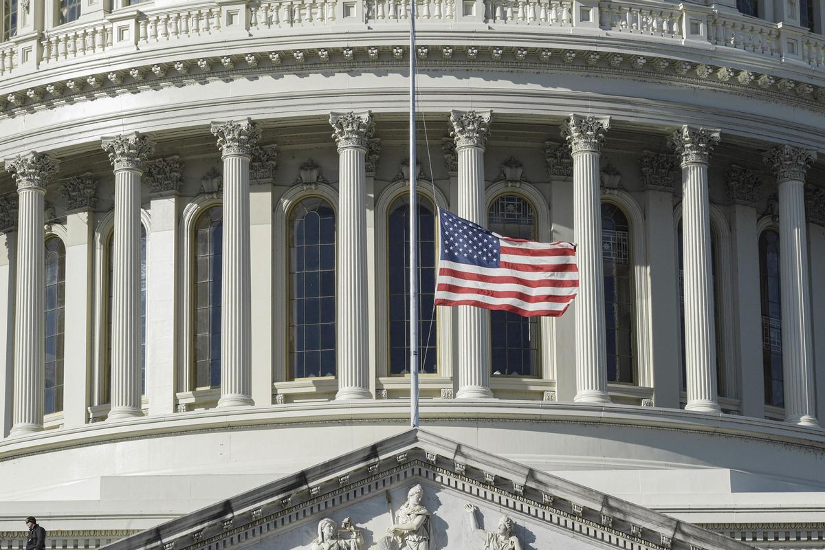 Un hombre se suicida tras chocar su coche contra la valla del Capitolio de EEUU Un hombre se suicida tras chocar su coche contra la valla del Capitolio de EEUU