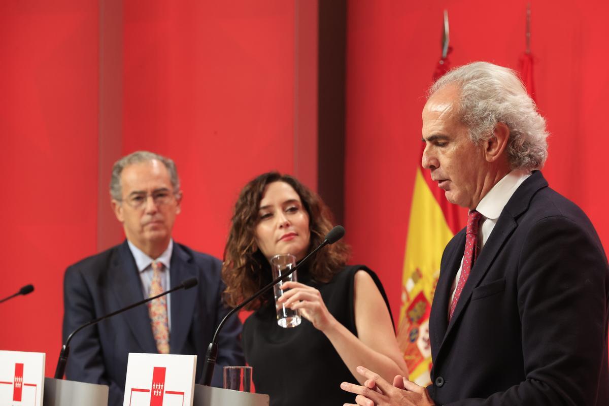 Isabel Díaz Ayuso escucha al consejero de Sanidad, Enrique Ruiz Escudero, en rueda de prensa tras la reunión del Consejo de Gobierno de la Comunidad de Madrid. 