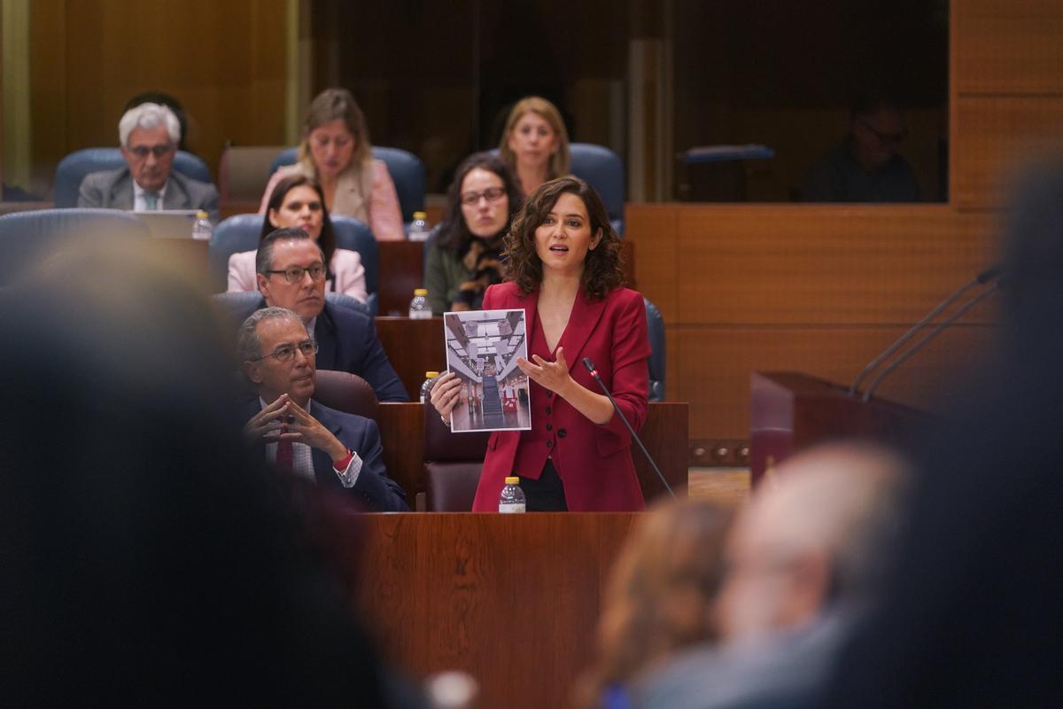 Isabel Díaz Ayuso durante el Pleno en la Asamblea de Madrid acusando a la oposición de llenar de pancartas los centros de salud.
