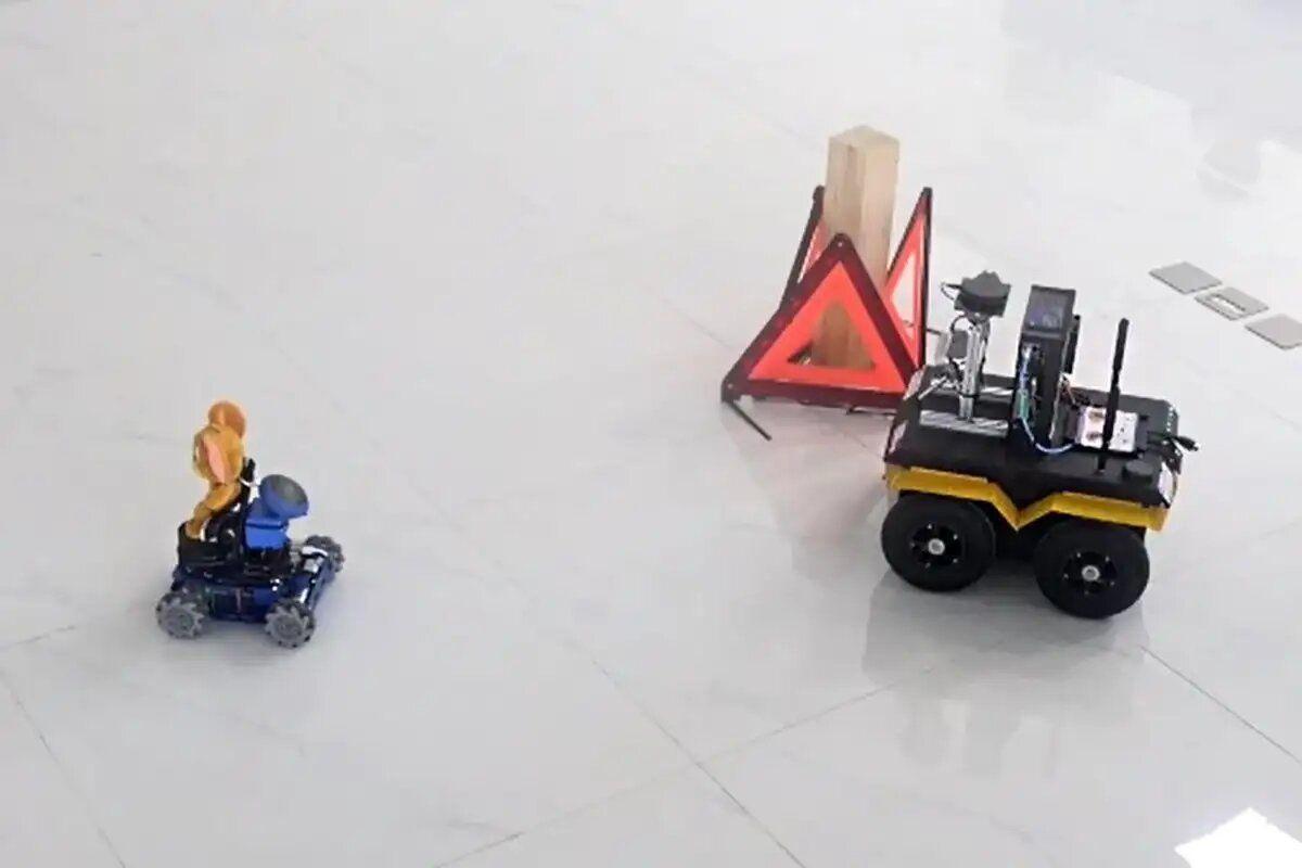 Crean un gato robot que persigue y caza a un ratón robot