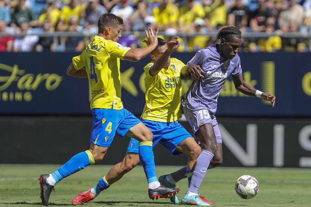 El jugador del Villarreal CF Nicolas Jackson (d) lucha por el balón con el centrocampista Rubén Alcaraz (i), del Cádiz CF, durante el partido de LaLiga Santander disputado este sábado en el Estadio Nuevo Mirandilla de Cádiz. EFE/Román Ríos El jugador del Villarreal CF Nicolas Jackson (d) lucha por el balón con el centrocampista Rubén Alcaraz (i), del Cádiz CF, durante el partido de LaLiga Santander disputado este sábado en el Estadio Nuevo Mirandilla de Cádiz. EFE/Román Ríos