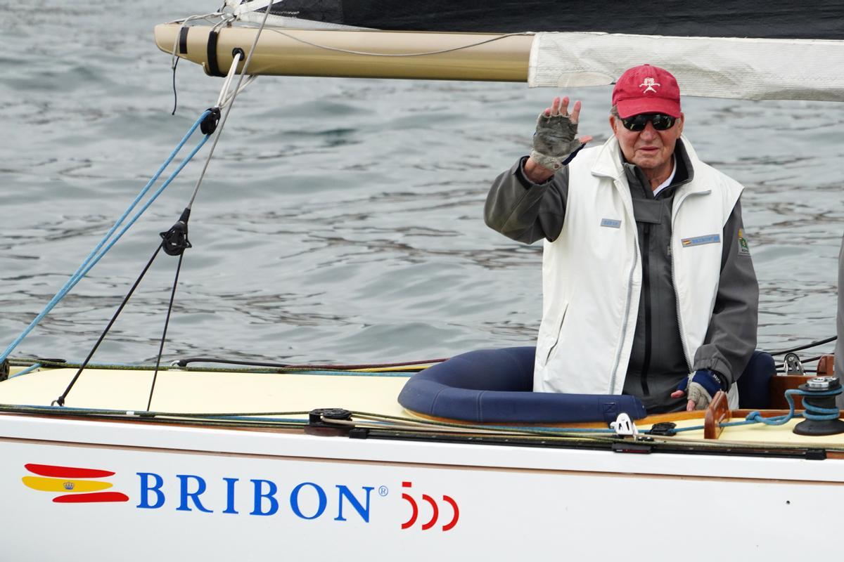 El Rey Emérito a bordo de su yate ’Bribón’ en aguas gallegas.