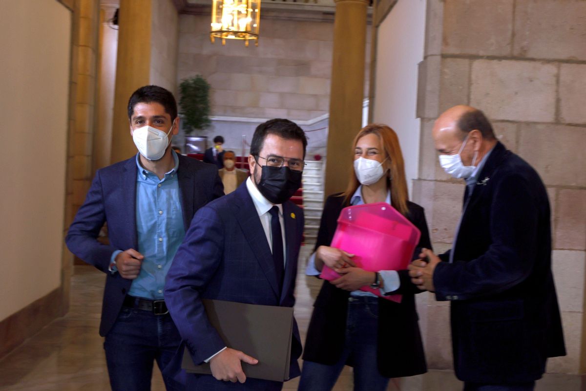 Los 'comuns' debatirán si entran en el Gobierno catalán y el PSC no se moverá de la oposición Los 'comuns' debatirán si entran en el Gobierno catalán y el PSC no se moverá de la oposición