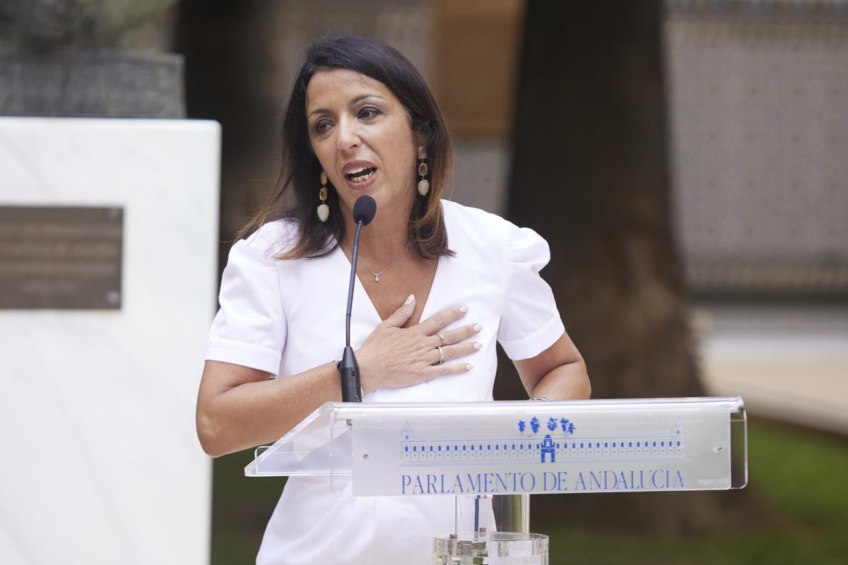 La presidenta del Parlamento andaluz, Marta Bosquet, de Cs, en el que ha sido su último discurso institucional tras la desaparición de su partido de la Cámara.