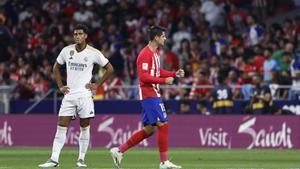 El delantero del Atlético de MAdrid Álvaro Morata (d) celebra su gol durante el partido de la sexta jornada de LaLiga que disputan ambos clubes este domingo en el estadio Cívitas Metropolitano .