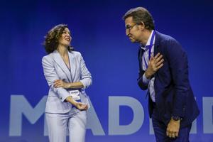 La presidenta del PP de Madrid, Isabel Díaz Ayuso, y el líder del PP, Alberto Núñez Feijóo, en el Congreso extraordinario del PP de Madrid.