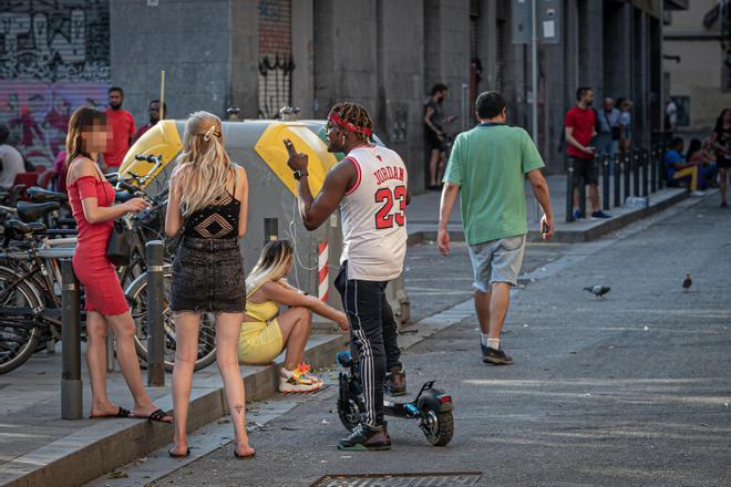 Un hombre se dirige a unas mujeres prostituidas en una calle de Barcelona.