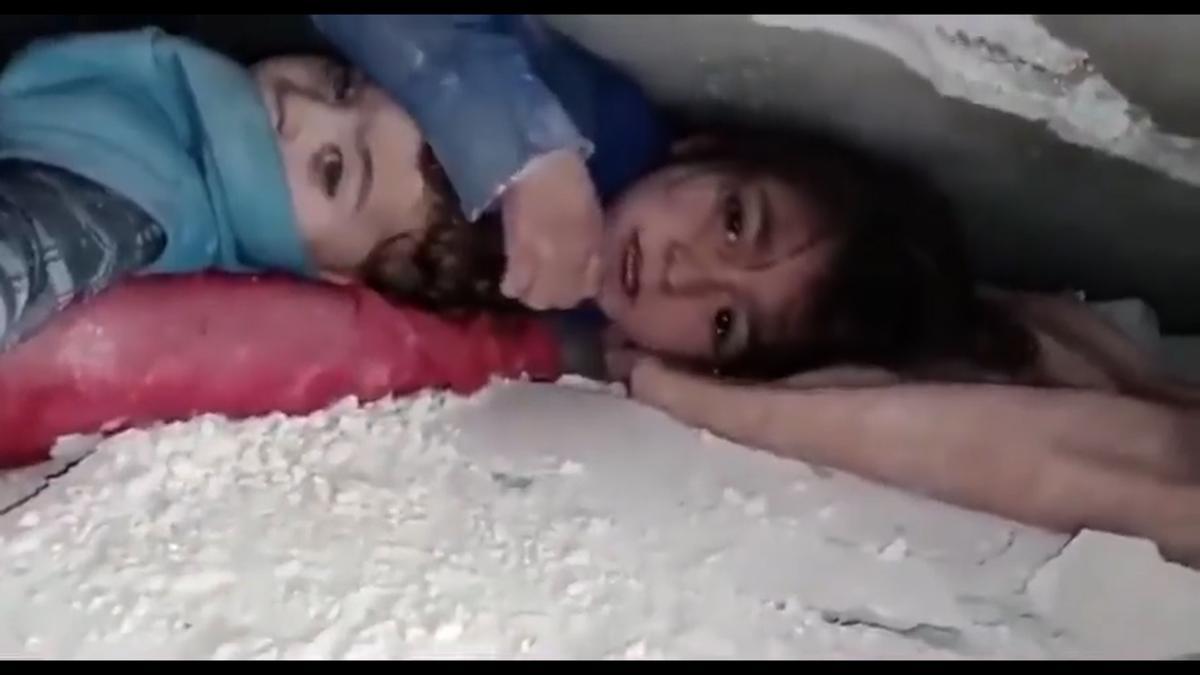 Una niña turca atrapada entre los escombros suplicaba ayuda mientras protegía a su hermano pequeño