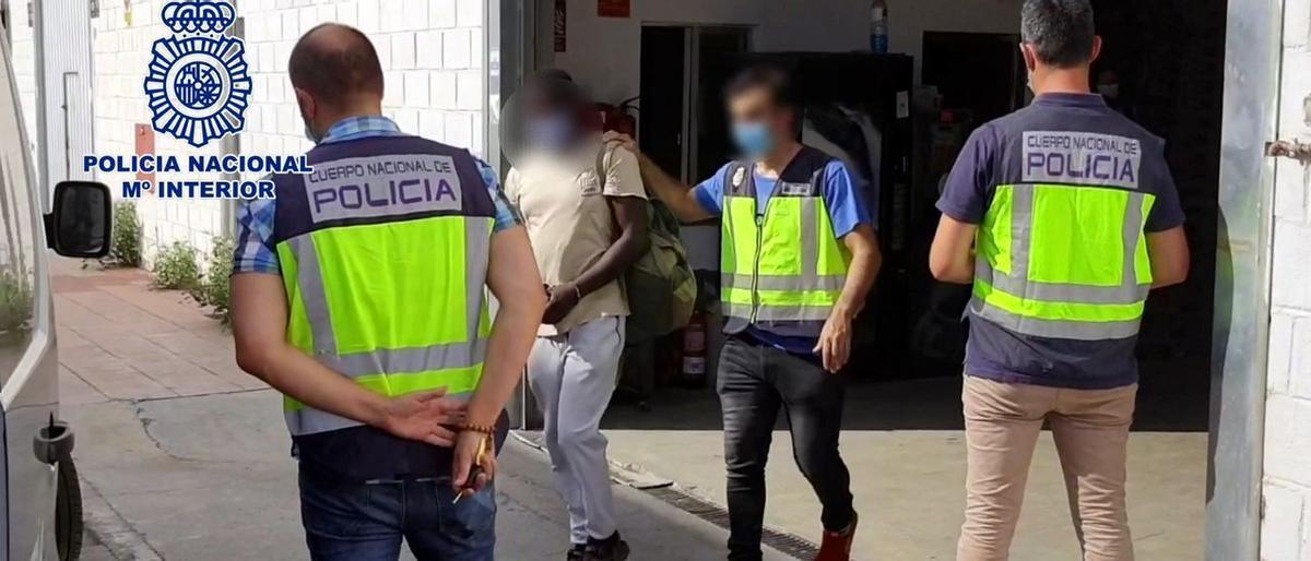 Dos detenidos por explotar a inmigrantes en una fábrica pagándoles a 0,58 euros la hora