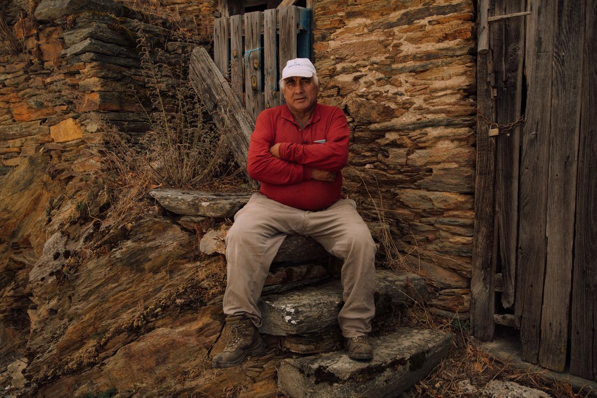 El ganadero Sergio Cela, en una de las casas a la salida del pueblo. 