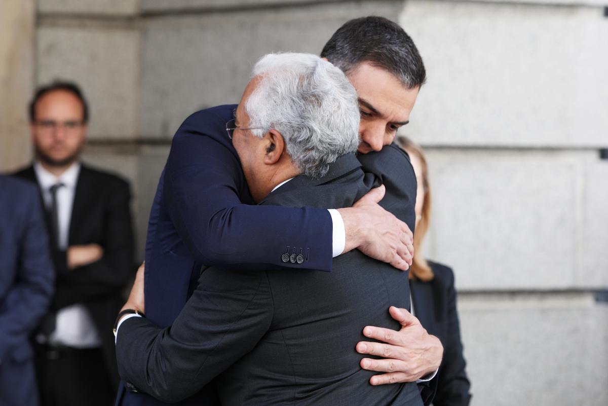 El primer ministro de Portugal, António Costa, y el presidente del Gobierno, Pedro Sánchez, se abrazan a la entrada de la capilla ardiente para despedir a Alfredo Pérez Rubalcaba, a 11 mayo 2019.