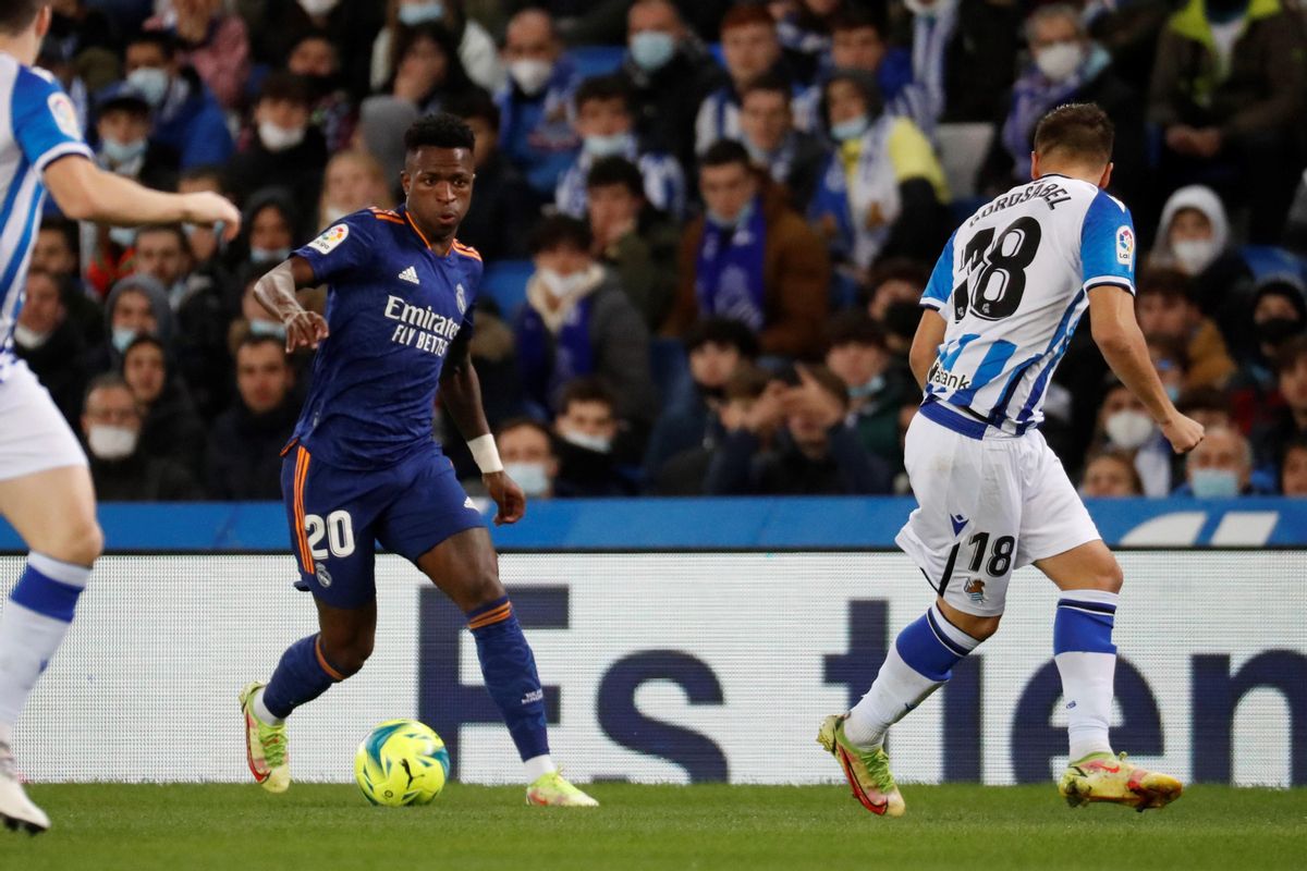 El delantero brasileño del Real Madrid Vinicius Jr controla el balón en el partido contra la Real Sociedad que ambos equipos han disputado este sábando en LaLiga Santander. El delantero brasileño del Real Madrid Vinicius Jr controla el balón en el partido contra la Real Sociedad que ambos equipos han disputado este sábando en LaLiga Santander.
