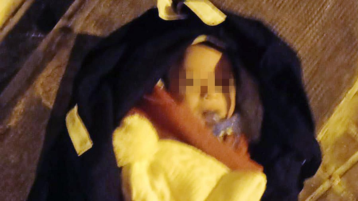 Una mujer encuentra a un bebé abandonado en una calle de Barcelona: “Creí que era un muñeco pero movió los ojos”