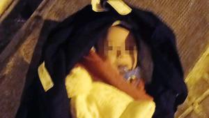 Una mujer encuentra a un bebé abandonado en una calle de Barcelona: “Creí que era un muñeco pero movió los ojos”