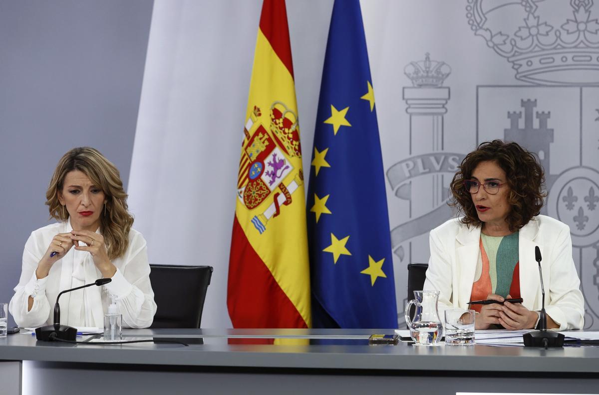 La ministra de Hacienda, María Jesús Montero, junto a la vicepresidenta segunda y ministra de Trabajo, Yolanda Díaz, durante una rueda de prensa posterior al Consejo de Ministros