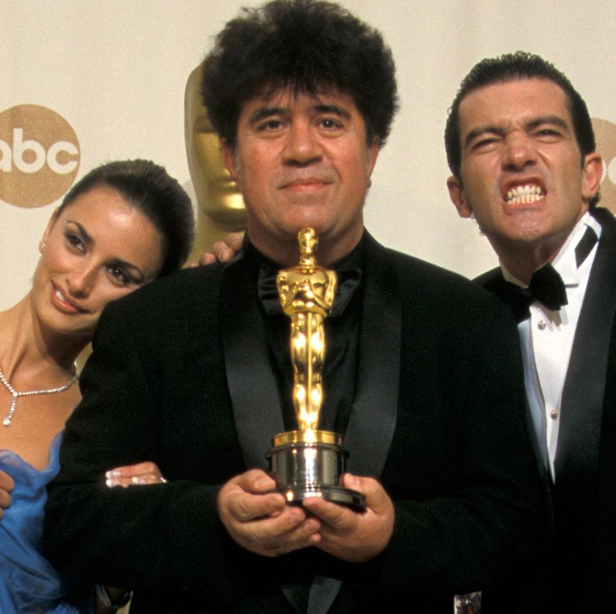 Pedro Almodóvar, Penélope Cruz y Antonio Banderas durante la gala de los Premios Oscar del año 2000.