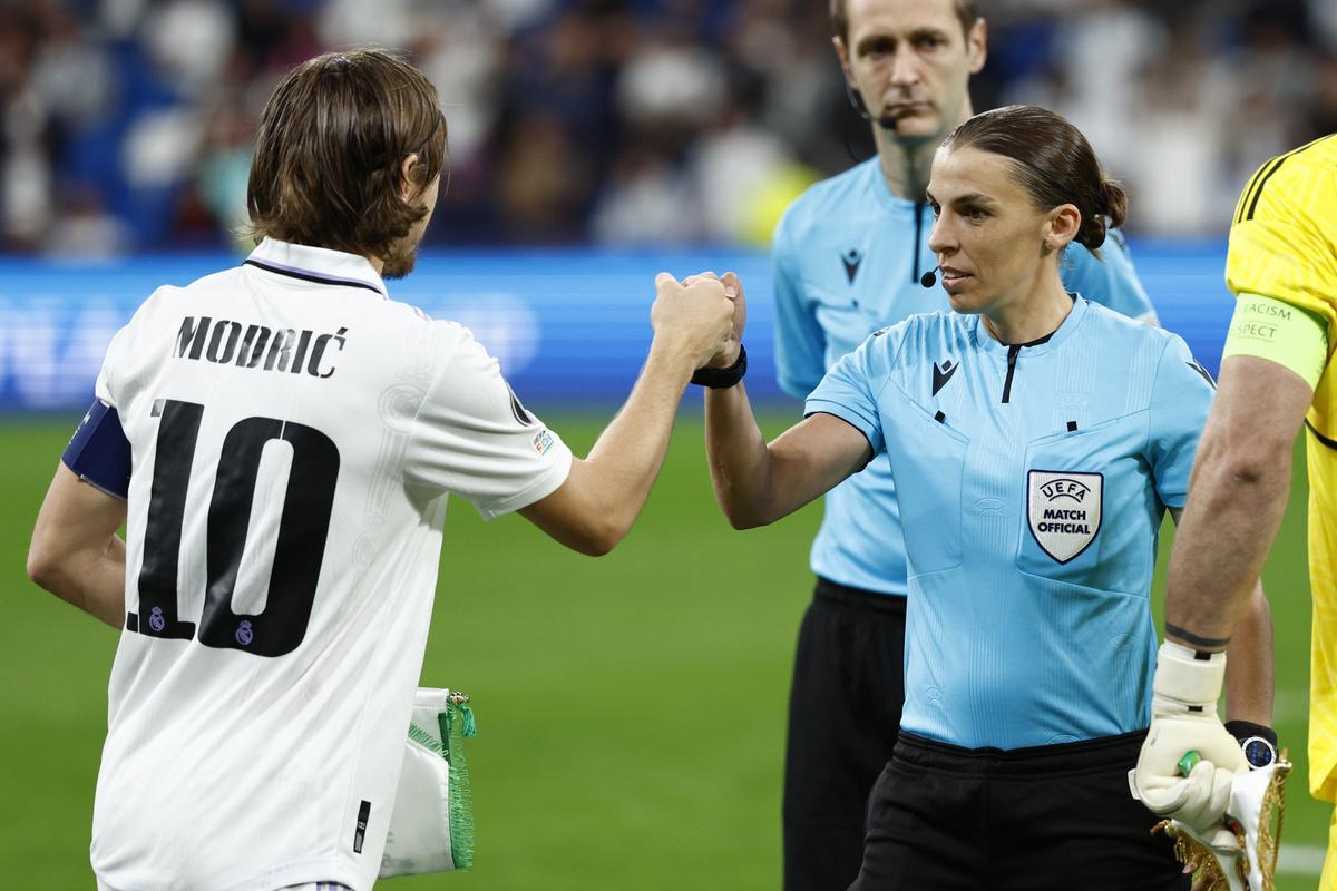 La colegiada francesa Stéphanie Frappart saluda a Luka Modric antes de arrancar el partido de Champions entre el Real Madrid y el Celtic.
