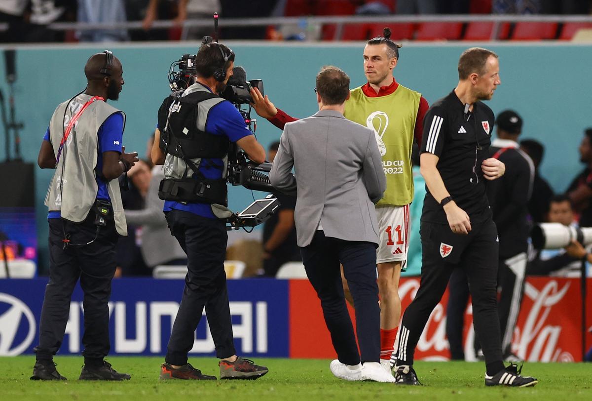 Gareth Bale golpea una cámara después de la eliminación de Gales ante Inglaterra.