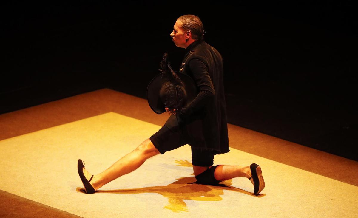 El bailaor y coreógrafo Israel Galván durante su actuación este sábado en el Teatro Central de Sevilla presentando su espectáculo ’Seises’, incluido en la Bienal de Flamenco.