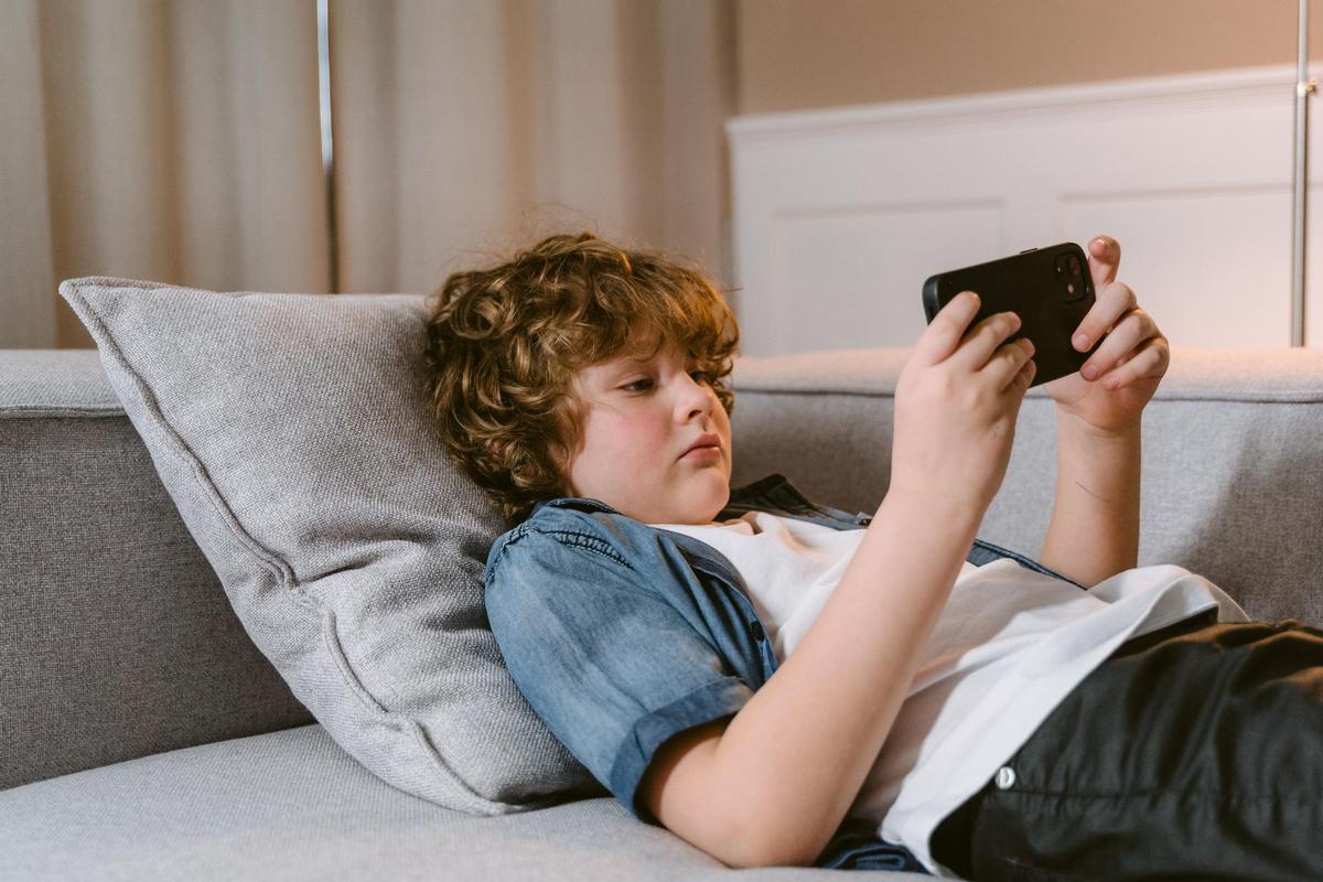 ¿Usas las pantallas para entretener a tus hijos? Prueba estas alternativas según su edad